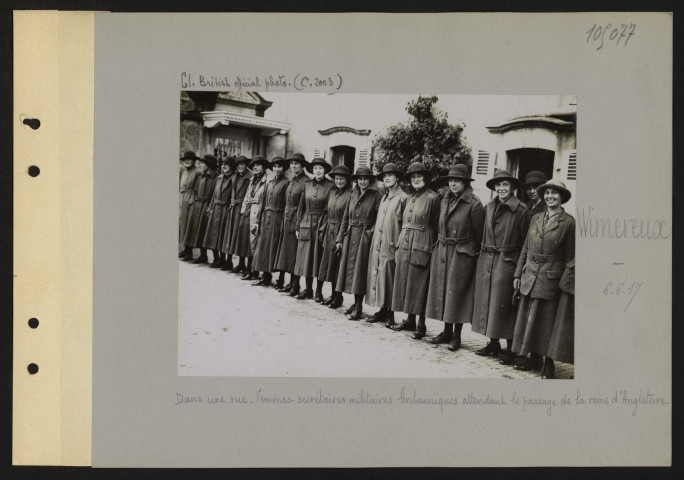 Wimereux. Dans une rue. Femmes-secrétaires militaires britanniques attendant le passage de la reine d'Angleterre