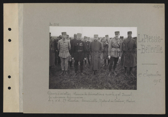 Le Plessis-Belleville. Camp d'aviation. Remise de décorations par le général Duval ; les nouveaux légionnaires : de gauche à droite, lieutenant Risacher ; Doussinelle (voir photo 168750 ; Matenot de Cordoue ; Chalus