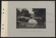 Méry. L'abreuvoir ; au fond, l'église