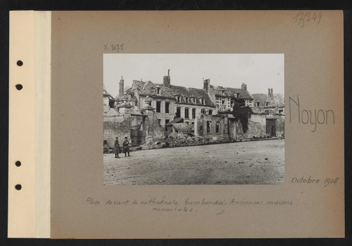 Noyon. Place devant la cathédrale bombardée. Anciennes maisons canoniales