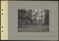 Arras. Place de la Gare : maisons atteintes par le bombardement