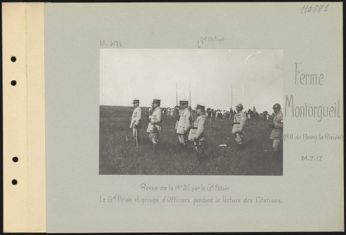 Ferme Montorgueil (nord-ouest de Fleury-la-Rivière). Revue de la 14e division d'infanterie par le général Pétain. Le général Pétain et groupe d'officiers pendant la lecture des citations