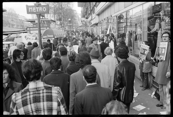 Des porte-paroles du FSI au métro République. Tournage du film « L'Attentat » d'Yves Boisset avec Jean-Louis Trintignant