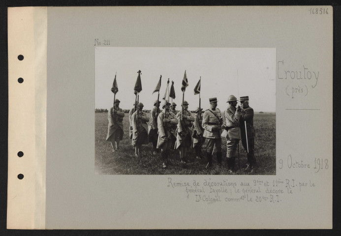 Croutoy (près). Remise de décorations aux 9e été 11e RI par le général Fayolle ; le général décore le lieutenant-colonel commandant le 20e RI