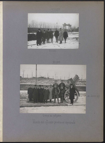 S.l. Visite des officiers généraux espagnols. Préparatifs de tir d'un obusier de 155 Schneider. Tir d'un mortier de 220 Schneider