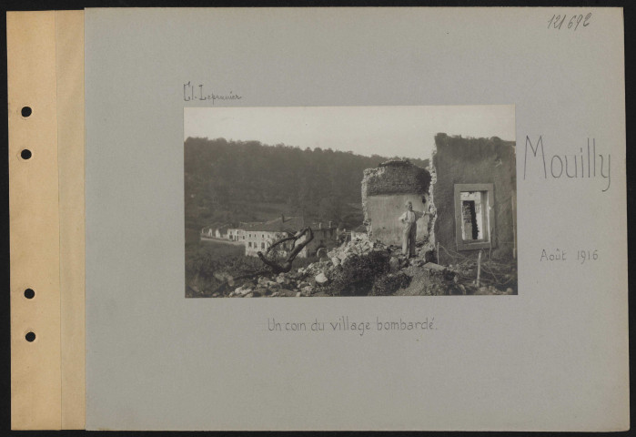 Mouilly. Un coin du village bombardé