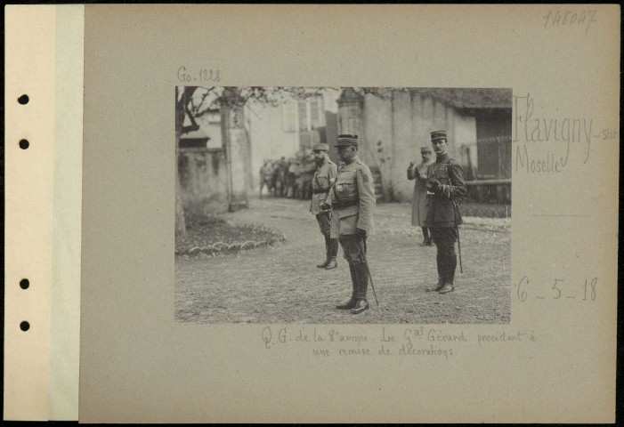 Flavigny-sur-Moselle. Quartier général de la 8e armée. Le général Gérard procédant à une remise de décorations