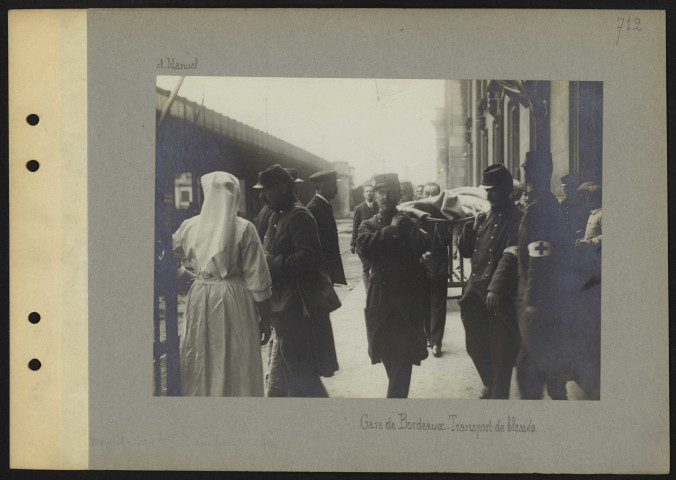 [Gironde]. Gare de Bordeaux. Transport de blessés