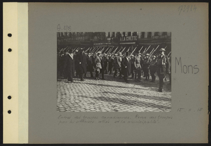 Mons. Entrée des troupes canadiennes. Revue des troupes par les officiers alliés et la municipalité