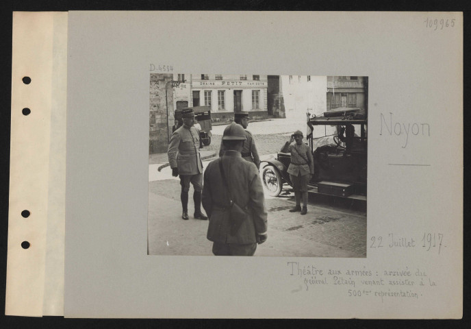 Noyon. Le théâtre aux armées : arrivée du général Pétain venant assister à la 500e représentation