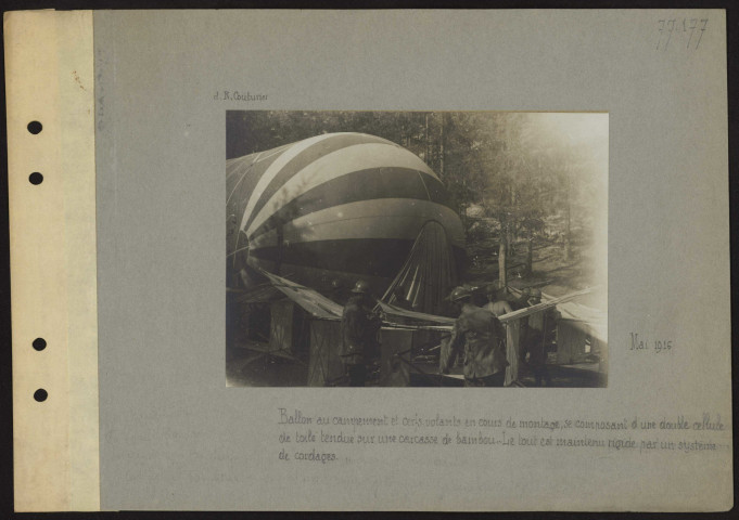 S.l. Ballon au campement et cerfs-volants en cours de montage, se composant d'une double cellule de toile tendue sur une carcasse de bambou. Le tout est maintenu rigide par un système de cordages