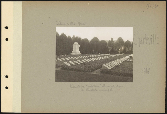 Charleville. Cimetière militaire allemand dans le cimetière municipal