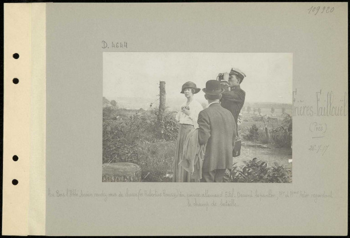 Frières-Faillouët (près). Au Bois l'Abbé. Ancien rendez-vous de chasse ("Hubertus Haus") du prince allemand Eitel. Devant le pavillon, M. et Mme Astor regardant le champ de bataille