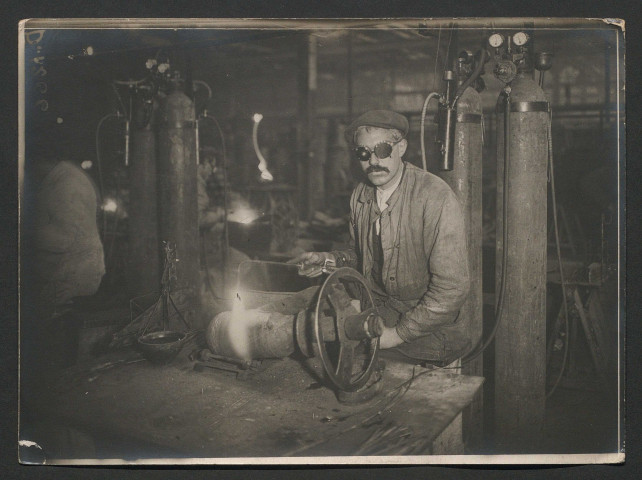 Fabrication d'obus à l'usine Bertin