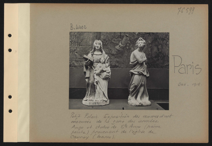 Paris. Petit Palais. Exposition des œuvres d'art évacuées de la zone des armées. Ange et statue de Saint-Anne (pierre peinte) provenant de l'église de Cauroy (Marne)
