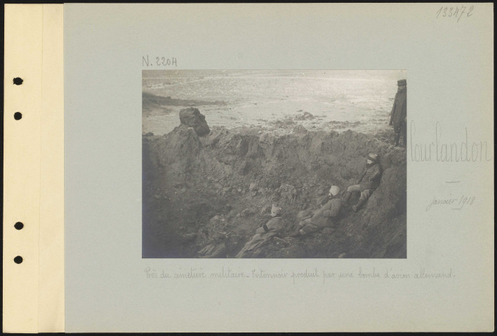 Courlandon. Près du cimetière militaire. Entonnoir produit par une bombe d'avion allemand