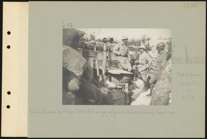 Ferme Navarin (nord de Souain) (près et à l'ouest). Tranchée française de première ligne. Poste d'alerte aux gaz asphyxiants : la sirène d'alarme, baquet d'eau