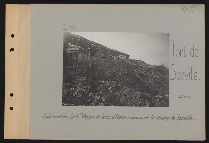 Fort de Souville. L'observatoire. Le général Pétain et le roi d'Italie examinent le champ de bataille