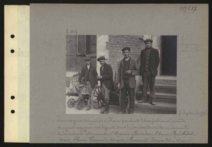 Ham. Jeunes gens demeurés à Ham pendant l'occupation allemande et ayant regagné nos lignes sous le bombardement au moment de la retraite allemande. (Marius Bourlon, 22 ans ; René Aubert, 20 ans, Henri Canard, 22 ans ; Romuald Bonvalet, 18 ans)