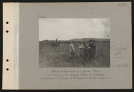 Candor (près). Remise de décorations par le général Pétain : au premier plan, de gauche à droite : généraux Pétain et Humbert ; à l'arrière plan : le drapeau du 8e régiment de tirailleurs algériens