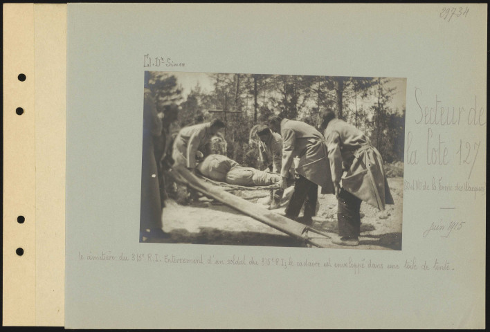 Secteur de la Cote 127 (sud-ouest et nord-ouest de la Ferme des Wacques). Le cimetière du 315e régiment d'infanterie. Enterrement d'un soldat du 315e régiment d'infanterie ; le cadavre est enveloppé dans une toile de tente