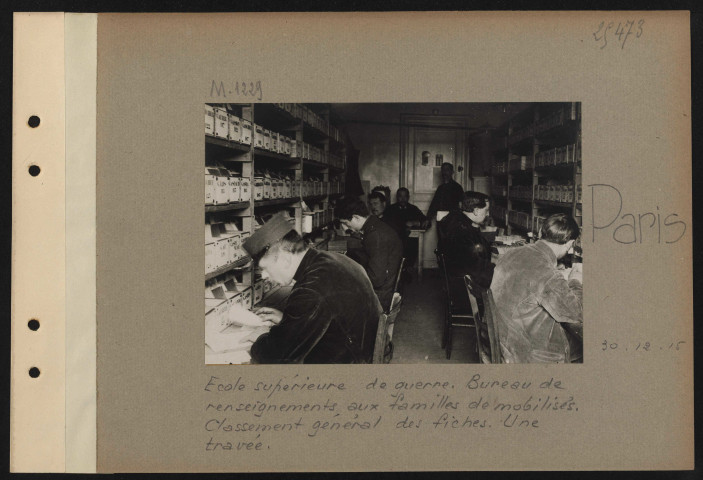 Paris. École supérieure de guerre. Bureau de renseignements aux familles des mobilisés. Classement général des fiches. Une travée