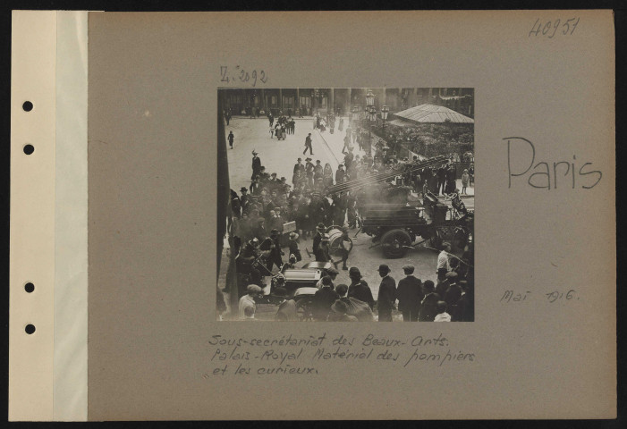Paris. Sous-secrétariat des Beaux-Arts. Palais-Royal. Matériel des pompiers et les curieux