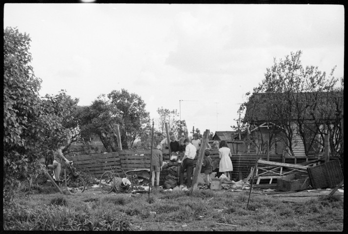 Scènes de rue à Lille. Scènes de fête autour de Maubeuge ou en Belgique