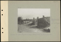 Happencourt (sud-ouest de Saint-Quentin). Croisement des routes de Fluquières et d'Artemps. Soldats se creusant des abris dans les ruines