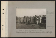 Blincourt. Visite du roi d'Angleterre au deuxième CAC. Remise de décorations par le président Poincaré ; à gauche le roi et le général Joffre