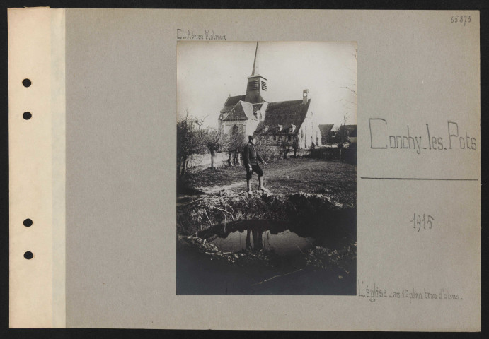 Conchy-les-Pots. L'église. Au premier plan trou d'obus