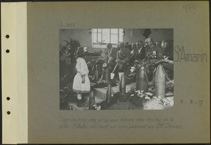 Saint-Amarin. Distribution des prix aux élèves des écoles de la ville. Fillette récitant un compliment au général Demetz