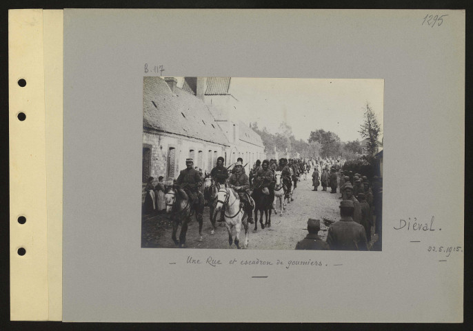 Diéval. Une rue et escadron de goumiers