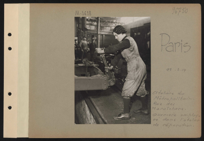 Paris. Ateliers du Métropolitain. Rue des Maraîchers. Ouvrière employée dans l'atelier de réparation