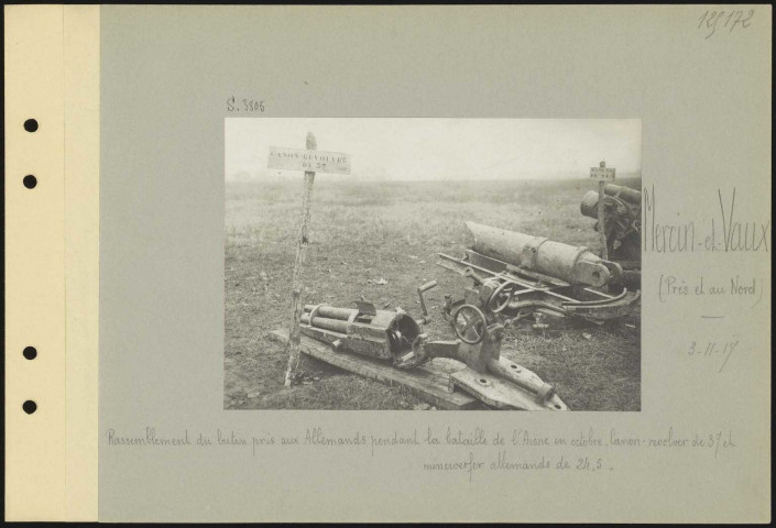 Mercin-et-Vaux (près et au nord). Rassemblement du butin pris aux Allemands pendant la bataille de l'Aisne en octobre. Canon-revolver de 37 et minenwerfer allemands de 24,5