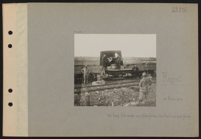 Regret. 155 long Schneider sur plate-forme circulant sur voie ferrée