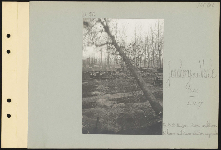 Jonchery-sur-Vesle (près). Route de Muizon. Scierie militaire. Bûcherons militaires abattant un peuplier
