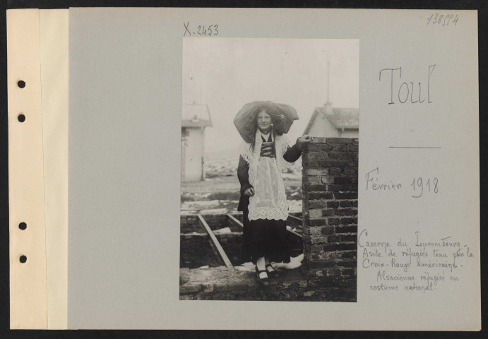 Toul. Caserne du Luxembourg. Asile de réfugiés tenu par la Croix-Rouge américaine. Alsacienne réfugiée en costume national