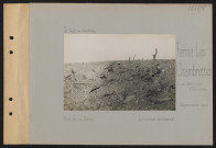 Ferme Les Chambrettes (ouest du Bois des Caurières). Près de la ferme. Le terrain bombardé