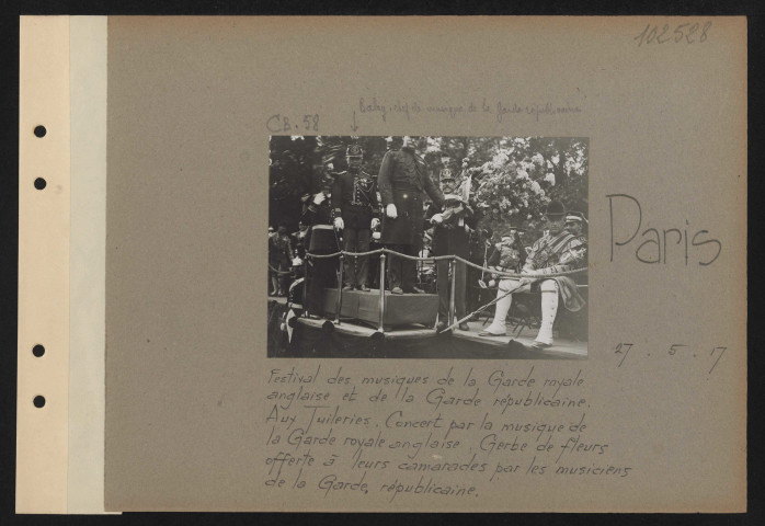 Paris. Festival des musiques de la garde royale anglaise et de la garde républicaine. Aux Tuileries. Concert par la musique de la garde royale anglaise. Gerbe de fleurs offerte à leurs camarades par les musiciens de la garde républicaine