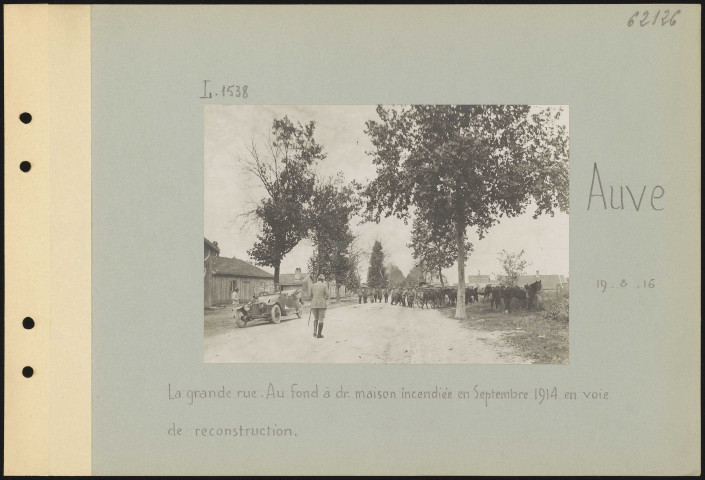 Auve. La grande rue. Au fond à droite, maison incendiée en septembre 1914 en voie de reconstruction