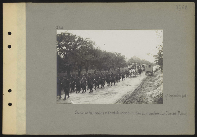 La Harazée (Marne). Section de brancardiers et d'ambulanciers se rendant aux tranchées