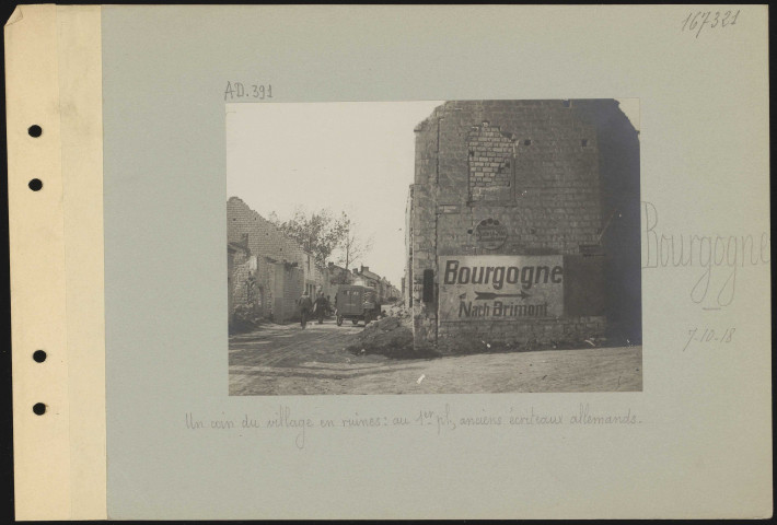 Bourgogne. Un coin du village en ruines : au premier plan, anciens écriteaux allemands