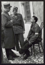 Marseille libérée, 29 août 1944. Le Général Chevance-Bertin en conversation avec un résistant blessé