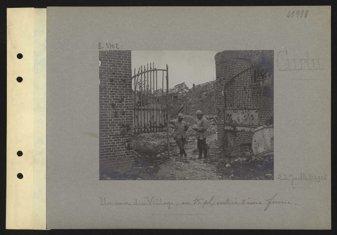 Curlu. Un coin du village ; au premier plan ; entrée d'une ferme