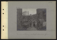 Curlu. Un coin du village ; au premier plan ; entrée d'une ferme