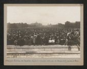 Esplanade des Invalides. La foule à l'occasion de la revue des troupes de la garnison de Paris
