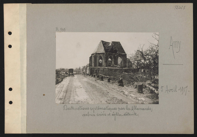 Avricourt. Destructions systématiques par les Allemands : ferme du château ; matériel agricole incendié