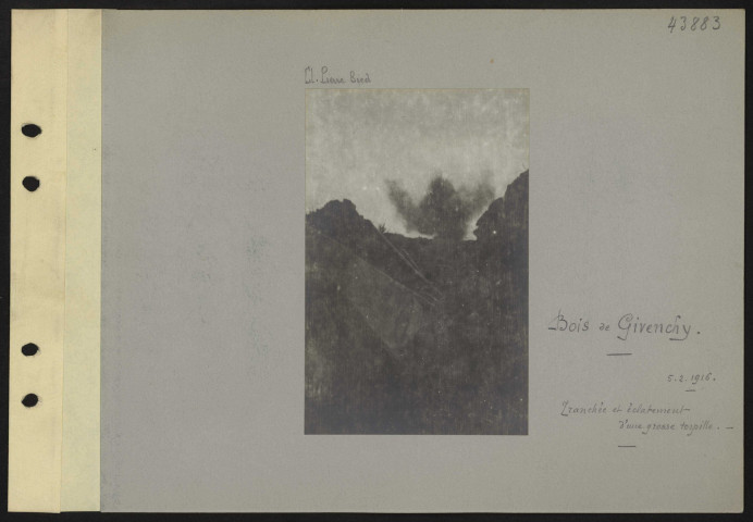 Bois de Givenchy. Tranchée et éclatement d'une grosse torpille