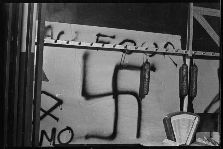 Inscriptions antisémites : croix gammée. Inauguration du Centre Elysées-Bretagne